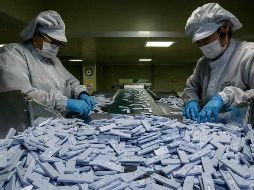 En Seúl, las pruebas para detectar COVID-19 se verifican en una línea de producción. La empresa de biodiagnóstico SD Biosensor es una de las cinco en Corea del Sur que han ayudado a controlar la enfermedad. AFP/E. Jones