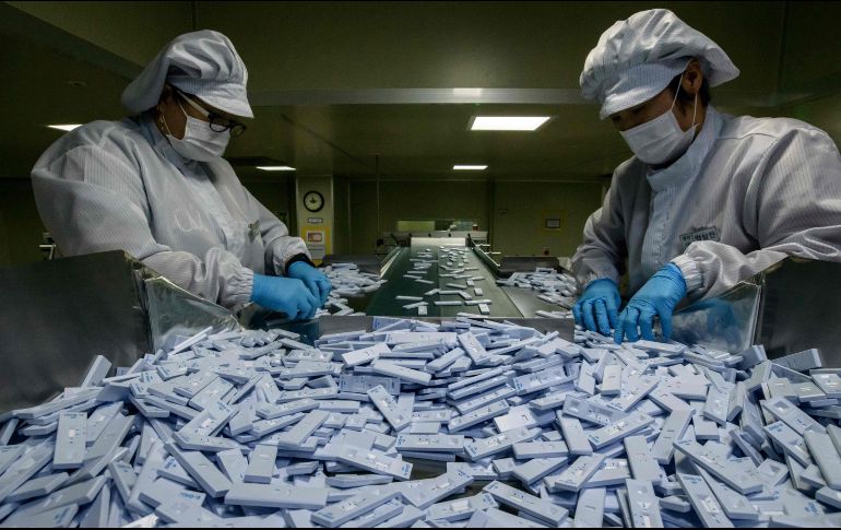 En Seúl, las pruebas para detectar COVID-19 se verifican en una línea de producción. La empresa de biodiagnóstico SD Biosensor es una de las cinco en Corea del Sur que han ayudado a controlar la enfermedad. AFP/E. Jones