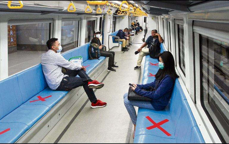En Indonesia se ha optado por poner cruces en el transporte público para que los pasajeros eviten contagiarse del virus. AFP/A. Qodir