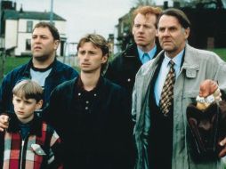 “The Full Monty”. El desempleo lleva a un grupo de seis hombres a comenzar un peculiar espectáculo dirigido para mujeres. ESPECIAL