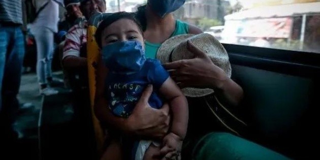 Por temor al coronavirus, agreden a enfermeras en el transporte p&uacute;blico