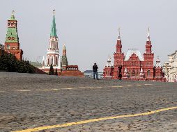 La plaza Roja en Moscú este domingo. El presidente ruso Vladimir Putin pidió el miércoles a los rusos que se queden en casa. EFE/S. Ilnitsky