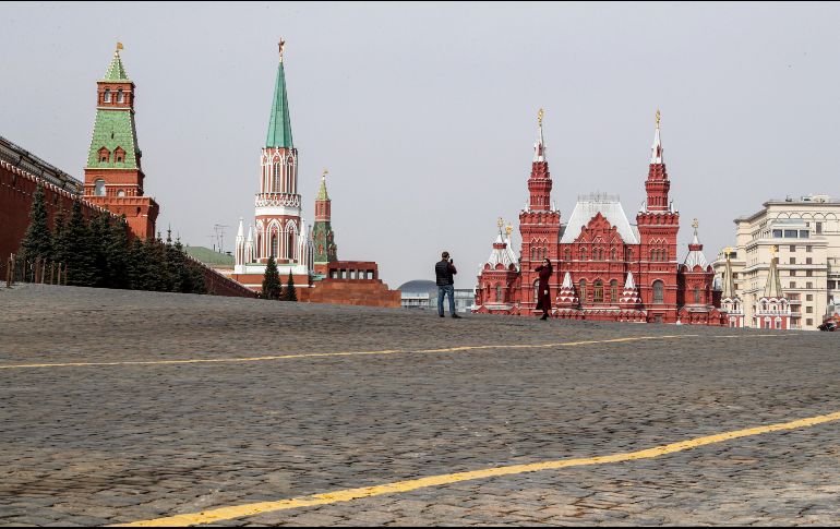 La plaza Roja en Moscú este domingo. El presidente ruso Vladimir Putin pidió el miércoles a los rusos que se queden en casa. EFE/S. Ilnitsky