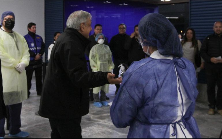 En el aeropuerto de Tijuana, antes de volar ayer a Culiacán, López Obrador recibió gel antibacterial como medida preventiva ante el coronavirus. NTX/ARCHIVO