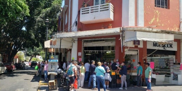 Pese a llamado federal, tapat&iacute;os abarrotan calles y comercios