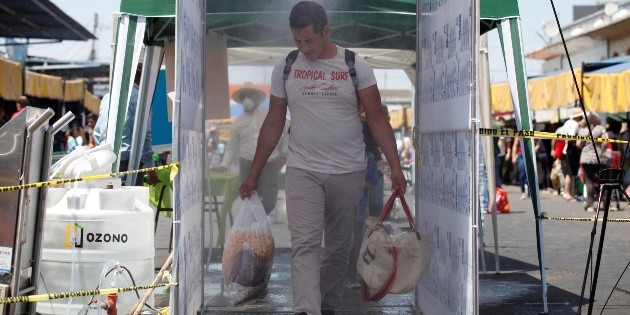 Instalan t&uacute;nel para &ldquo;sanitizar&rdquo; a visitantes del Mercado de Abastos