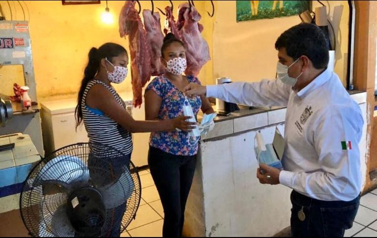 El alcalde de Tomatlán estuvo repartiendo cubrebocas y gel antibacterial a ciudadanos. FACEBOOK /