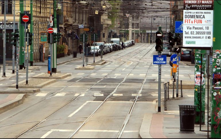 DESIERTO.  Las medidas de confinamiento empiezan a darle resultados a Italia, en la imagen, Milán. EFE