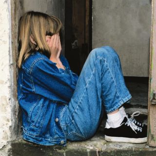 Niños en casa, padres trabajando