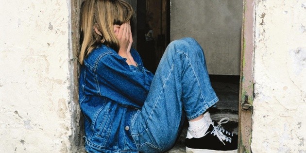 Niños en casa, padres trabajando