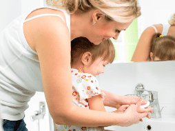 Según los expertos, debes transmitirle tranquilidad a los menores en torno al COVID-19, sin dejar de lado temas básicos como la higiene para prevenir. ESPECIAL