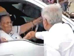 El Mandatario refuta las críticas que se le hacen por saludar a la mujer, pues dijo que ella no es responsable de los delitos de su hijo. SUN / EVZ