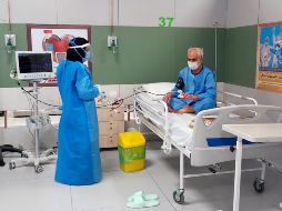 Una enfermera atiende a un enfermo de coronavirus en el hospital montado en Iran Mall, un centro comercial de lujo en las afueras de Teherán. En el país se registran 41 mil 495 personas contagiadas, de las que dos mil 757 han fallecido. EFE/M. Villén