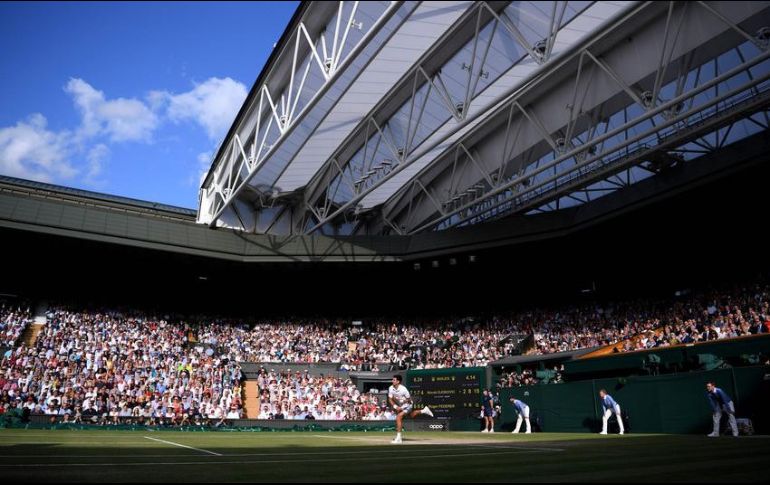 Wimbledon sólo tiene dos canchas cubiertas y no se puede celebrar más allá del verano. AFP / ARCHIVO
