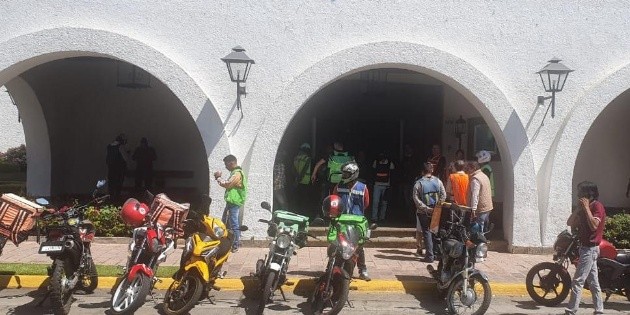 Repartidores de plataforma protestan en Casa Jalisco