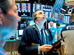 Este lunes subieron especialmente los sectores sanitario, tecnológico, y el de los bienes esenciales. EFE/J. Lane