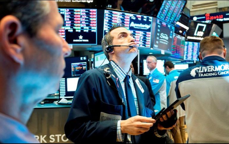 Este lunes subieron especialmente los sectores sanitario, tecnológico, y el de los bienes esenciales. EFE/J. Lane