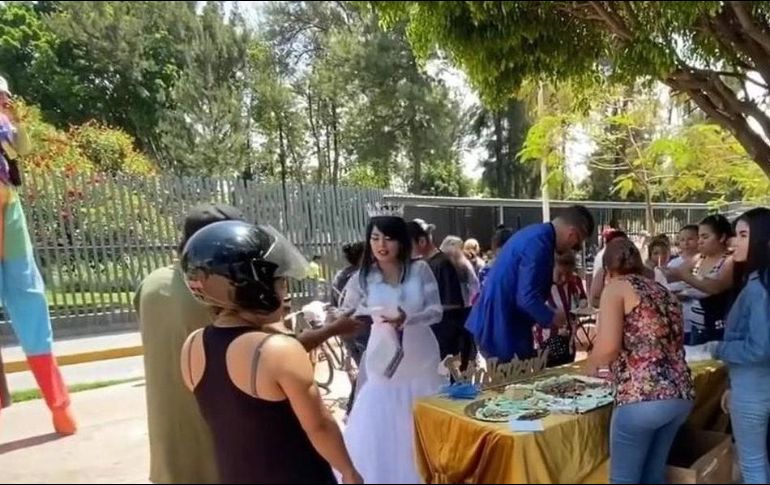 Con apoyo de familiares, los novios repartieron carnitas, sopa, frijoles, tortillas, pastel y agua de jamaica. ESPECIAL