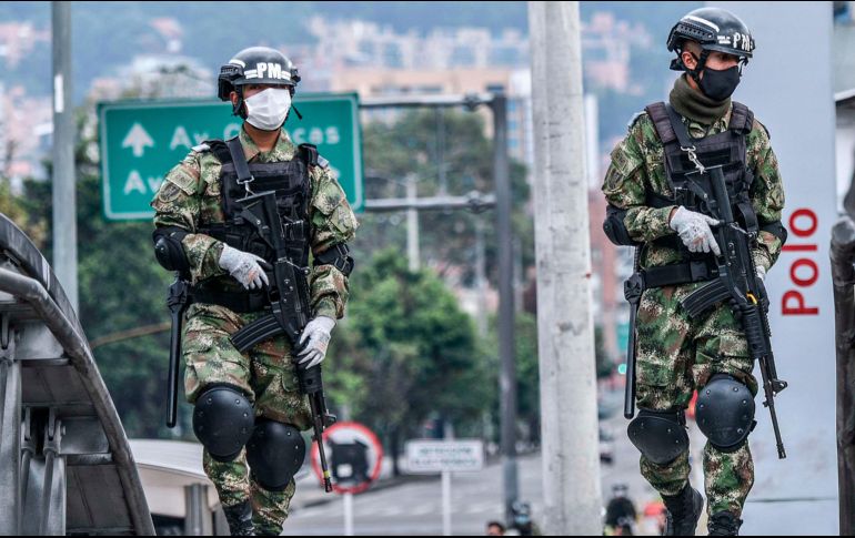 Soldados patrullan las calles de Bogotá. El cese al fuego permitirá un mejor manejo de la crisis sanitaria. AFP/G. Muñoz