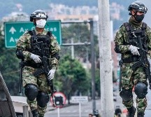 Soldados patrullan las calles de Bogotá. El cese al fuego permitirá un mejor manejo de la crisis sanitaria. AFP/G. Muñoz
