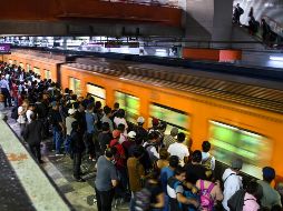 A pesar del llamado de las autoridades a quedarse en casa, la afluencia de pasajeros en el metro de la Ciudad de México sigue siendo alta. NOTIMEX/K. Melo