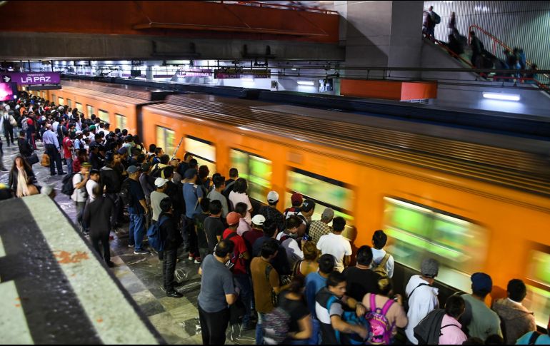 A pesar del llamado de las autoridades a quedarse en casa, la afluencia de pasajeros en el metro de la Ciudad de México sigue siendo alta. NOTIMEX/K. Melo