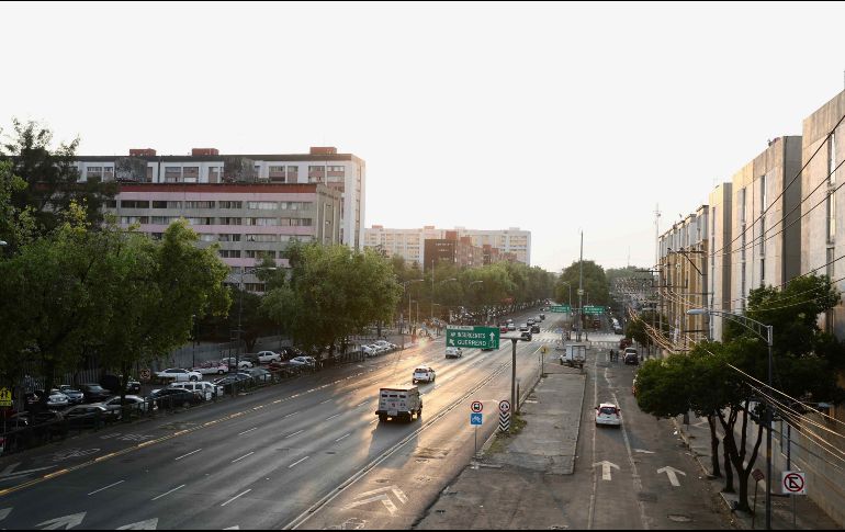 Las calles de la Ciudad de México, regularmente colapsadas por el tráfico, lucieron semivacías el lunes. SUN/V. Rosas