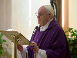 Francisco señala que cada día dedica sus oraciones a los más afectados o expuestos a la pandemia de COVID-19 en el mundo. EFE / EPA / Vatican Media