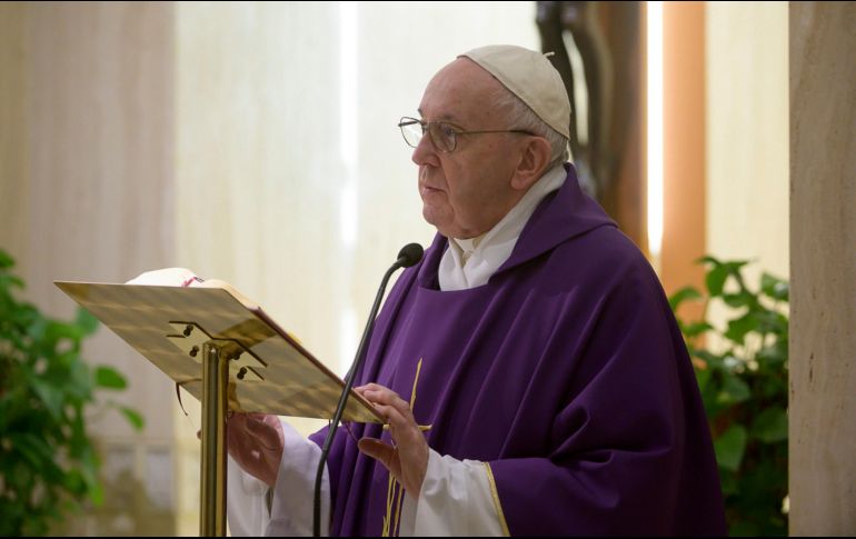 Francisco señala que cada día dedica sus oraciones a los más afectados o expuestos a la pandemia de COVID-19 en el mundo. EFE / EPA / Vatican Media