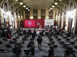En conferencia de prensa en Palacio Nacional este martes, López Obrador dijo que la medida para los altos funcionarios públicos se hará de manera proporcional. EFE/J. Méndez