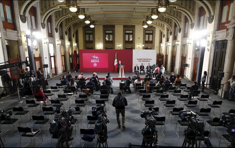 En conferencia de prensa en Palacio Nacional este martes, López Obrador dijo que la medida para los altos funcionarios públicos se hará de manera proporcional. EFE/J. Méndez