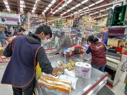 Supermercados, abarrotes y venta alimentos están entre las actividades esenciales. AFP/ARCHIVO