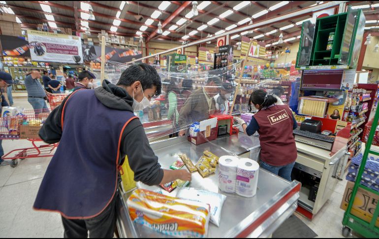 Supermercados, abarrotes y venta alimentos están entre las actividades esenciales. AFP/ARCHIVO