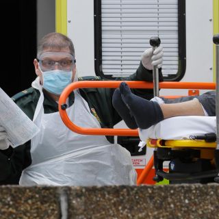 Reino Unido registra récord de 381 muertos por COVID-19 en un día