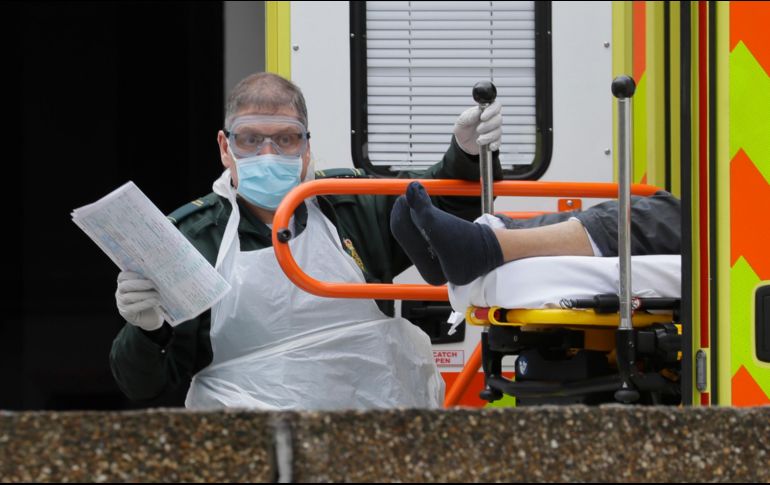 Un enfermo llega en ambulancia al hospital St Thomas en Londres, uno de muchos hospitales que atienden los casos de coronavirus. AP/K. Wigglesworth