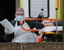 Un enfermo llega en ambulancia al hospital St Thomas en Londres, uno de muchos hospitales que atienden los casos de coronavirus. AP/K. Wigglesworth