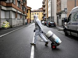 Un trabajador entrega un tanque de oxígeno a enfermos de COVID-19 tratados en casa en Bérgamo. El 59 % de todos los contagiados se están recuperado en aislamiento en sus domicilios. AP/LaPresse/C. Furlan
