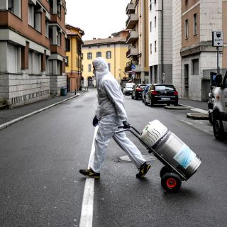 Suben a 12 mil 428 los fallecidos por coronavirus en Italia