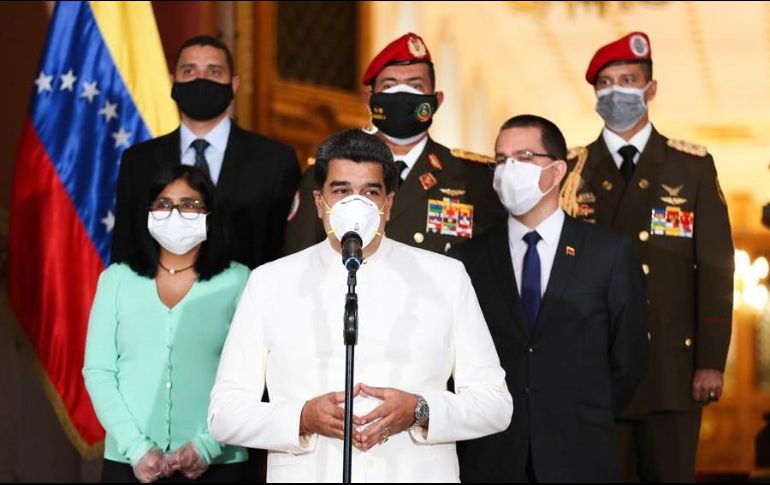 El presidente de Venezuela, Nicolás Maduro (c), usa una mascarilla durante una conferencia de prensa desde el Palacio de Miraflores, en Caracas. EFE/PALACIO DE MIRAFLORES