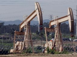 El precio del crudo se ha desplomado más de un 60 por ciento en lo que va de año. EFE/A. Gombert