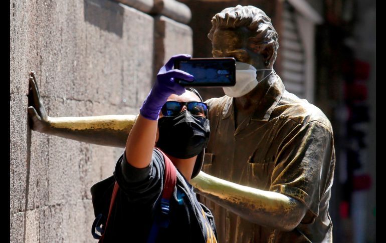 A la estatua del ingeniero Jorge Matute Remus en Guadalajara le colocaron un cubrebocas. AFP/U. Ruiz