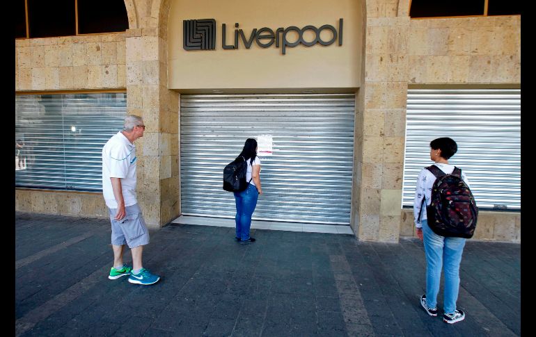 El cierre de comercios sorprendió a algunas personas.  Una tienda deparmental en Guadalajar. AFP/U. Ruiz
