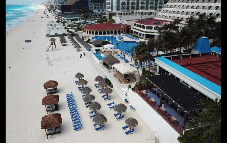 La suspensión de actividades no esenciales hasta el 30 de abril deja vacías zonas usualmente concurridas. Una playa frente a hoteles en Cancún, Quintana Roo. AFP/E. Ruiz