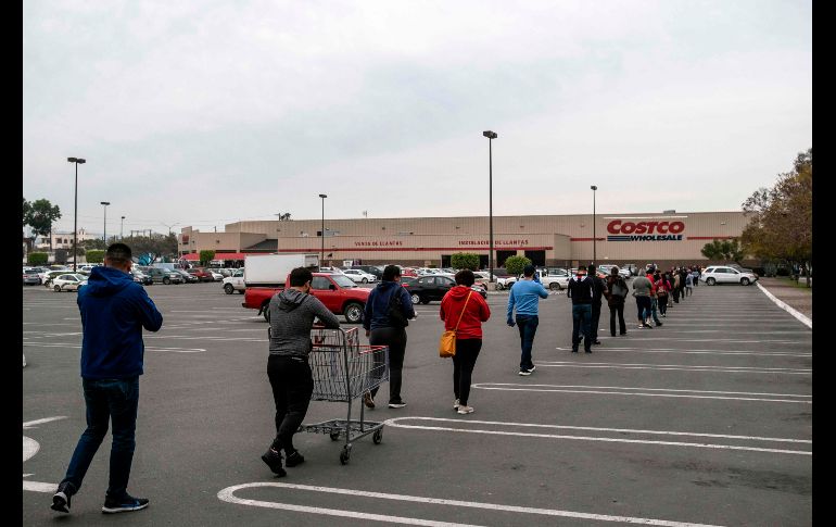 En algunos establecimientos de áreas esenciales se vieron filas. Un supermercado en Tijuana, Baja California. AFP/G. Arias