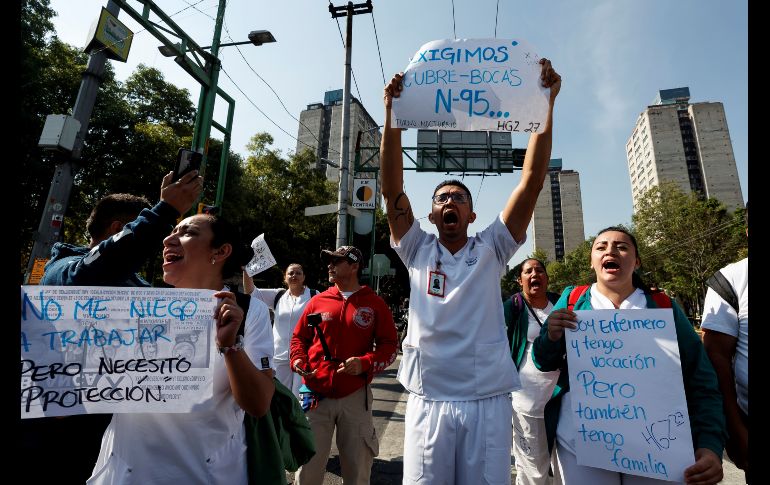 Quienes salieron a protestar en Ciudad de México fueron trabajadores del IMSS para exigir a las autoridades de salud equipamiento suficiente para atender a pacientes con COVID-19. EFE/J. Méndez