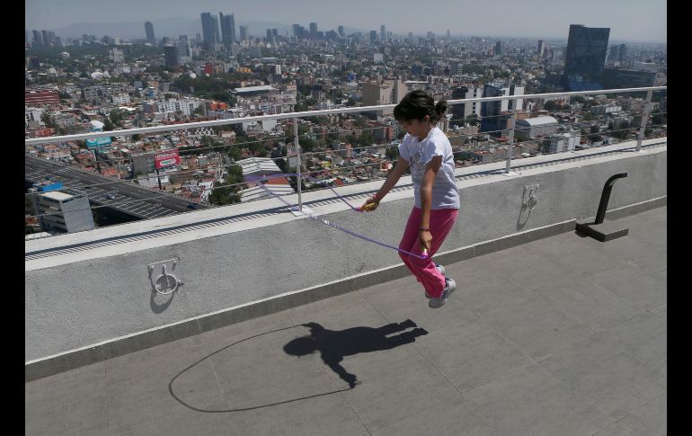 En aislamiento en casa, Sofía Cortés se ejercita en el techo de un edificio en Ciudad de México. AP/M. Ugarte