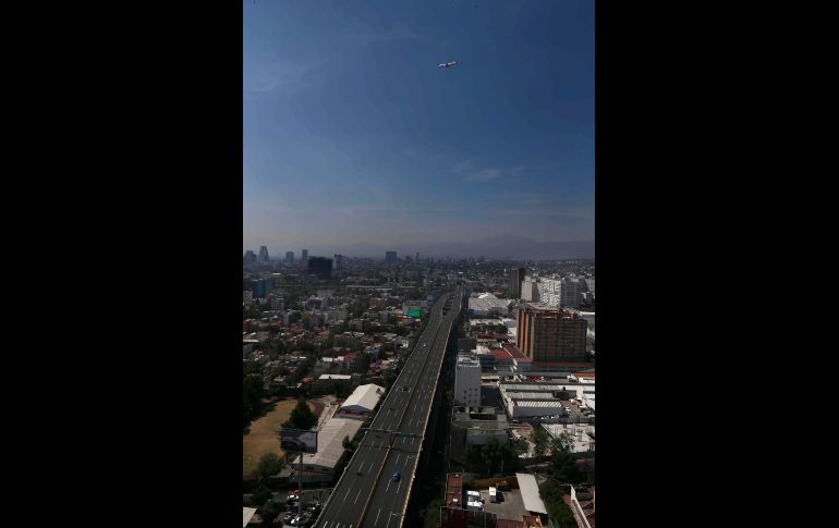 Pocos vehículos circulan por una vía en Ciudad de México. AP/M. Ugarte