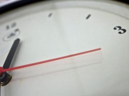 Este sábado 4 de abril quédate en casa y antes de irte a dormir adelanta una hora tu reloj para que el domingo inicies tu día con el nuevo horario. NOTIMEX/Archivo