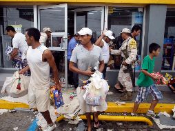 La Policía Cibernética revisa internet para detectar perfiles y cuentas de usuarios en los que se convoca a cometer saqueos. AP/Archivo