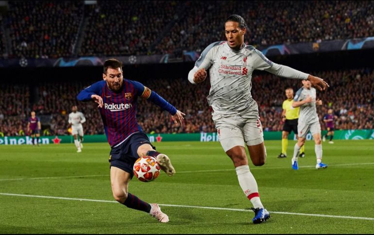 El defensa holandés y Messi se vieron las caras en la pasada edición de la Champions League en donde el Liverpool echó al Barcelona en una eliminatoria histórica. ESPECIAL